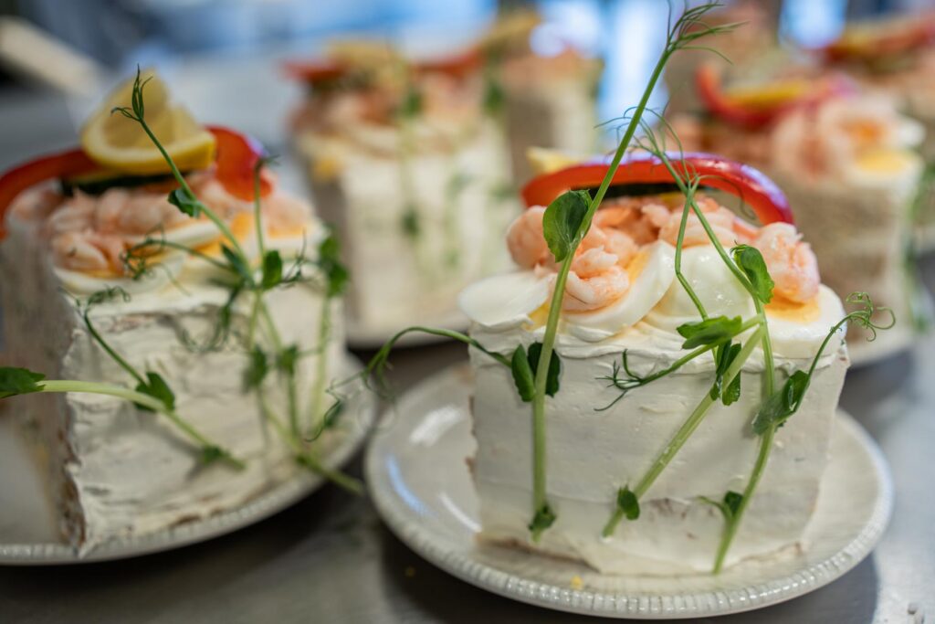 Smörgåstårta Räkor Ägg från Fika Berga Helsingborg
